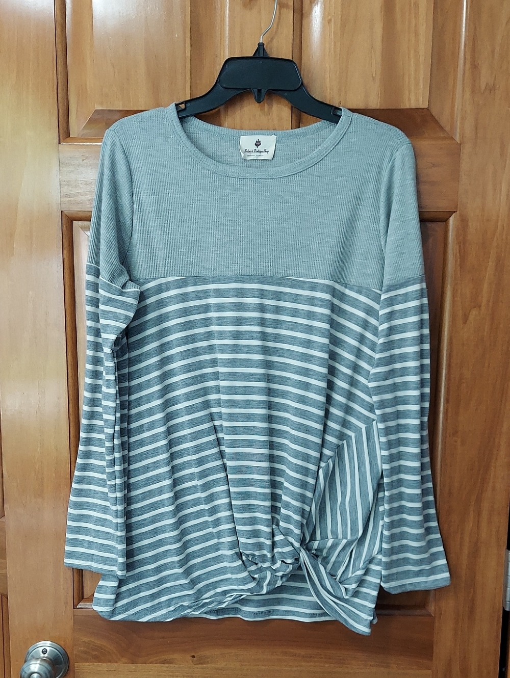Betsey's Boutique Shop Striped Knot-Front Crew Neck Top, Gray and White Size XL▪
